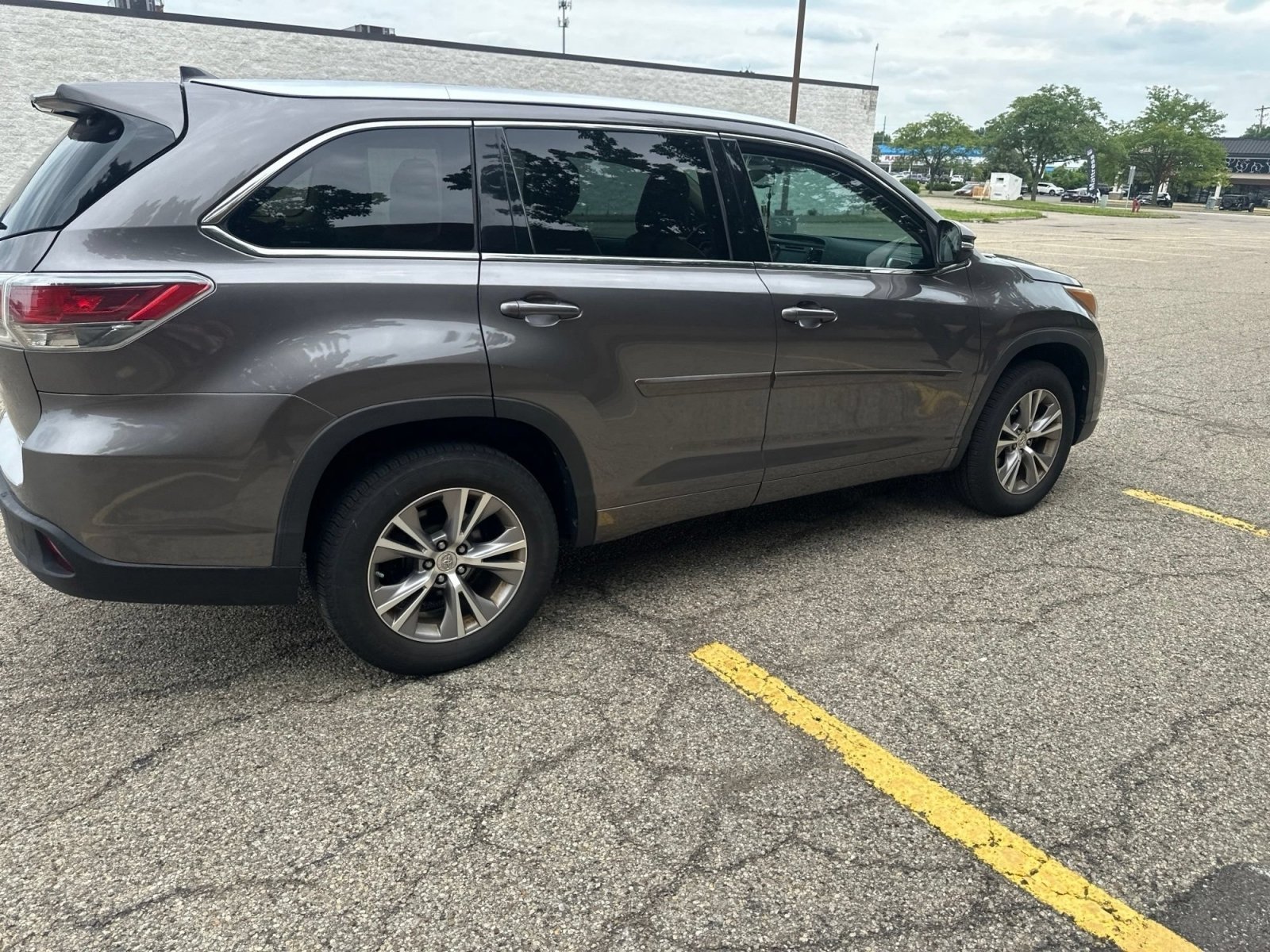 Used 2015 Predawn Gray Mica Toyota XLE image 18