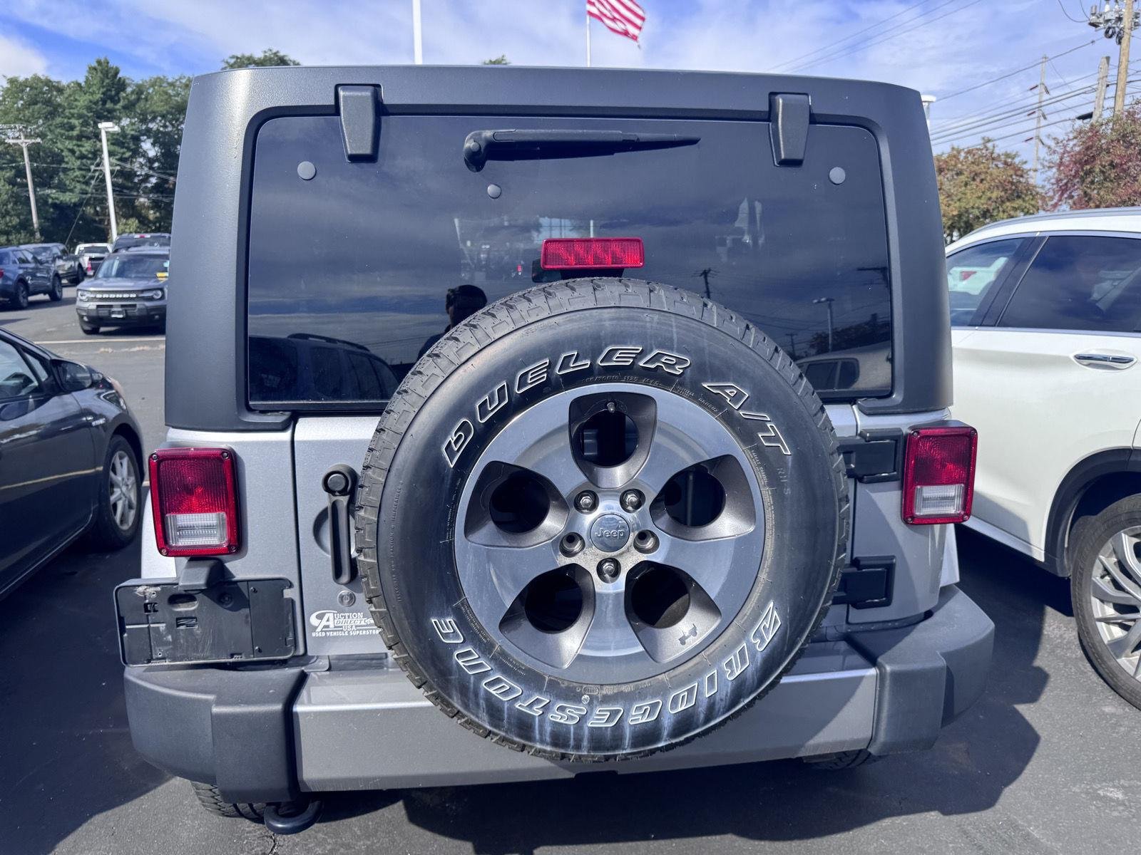 Used 2017 Billet Silver Metallic Clearcoat Jeep Sahara image 5