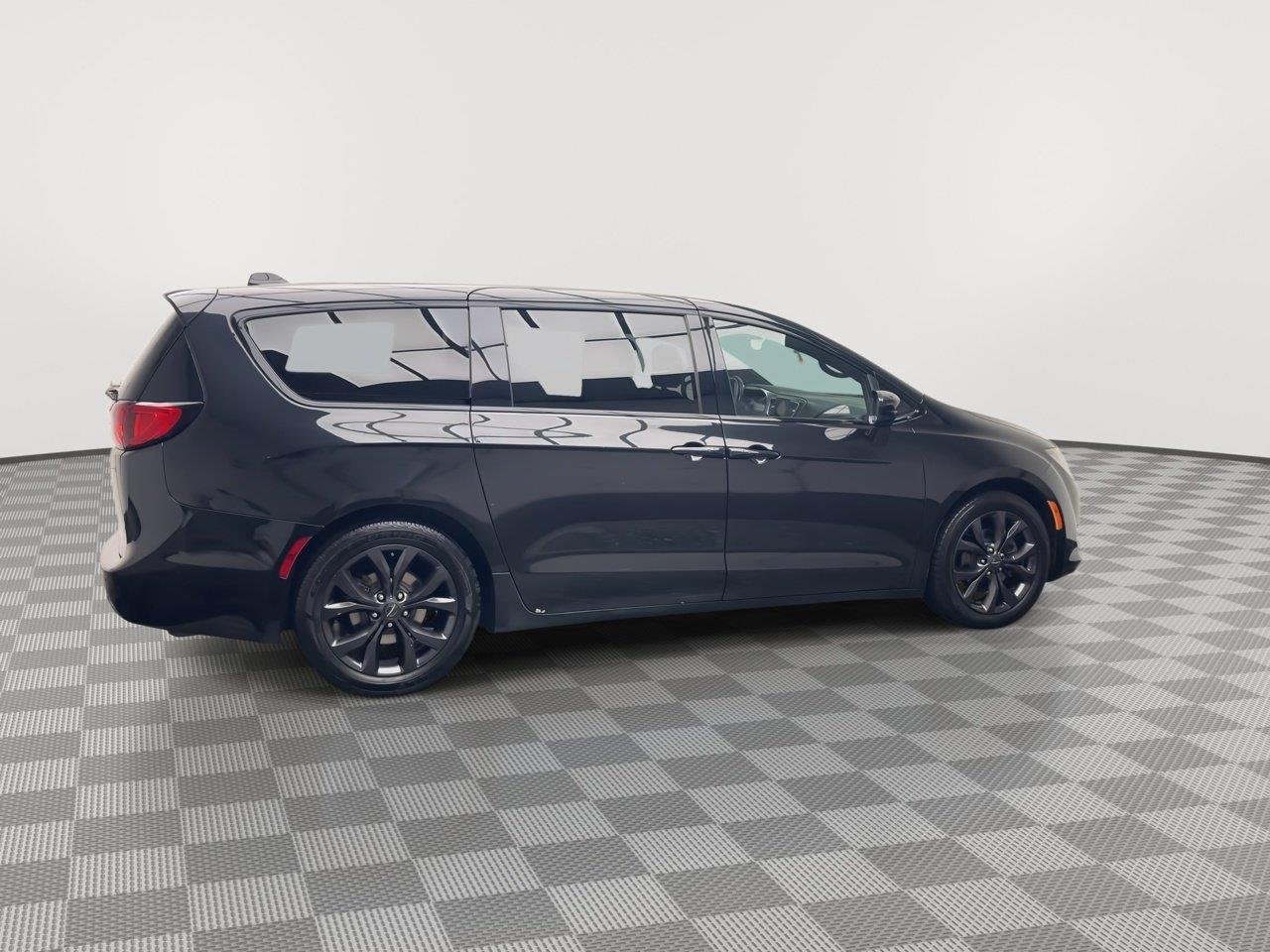 Used 2018 Brilliant Black Crystal Pearlcoat Chrysler Touring Plus image 40