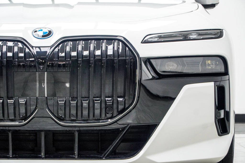 Used 2025 White BMW 750e xDrive image 16