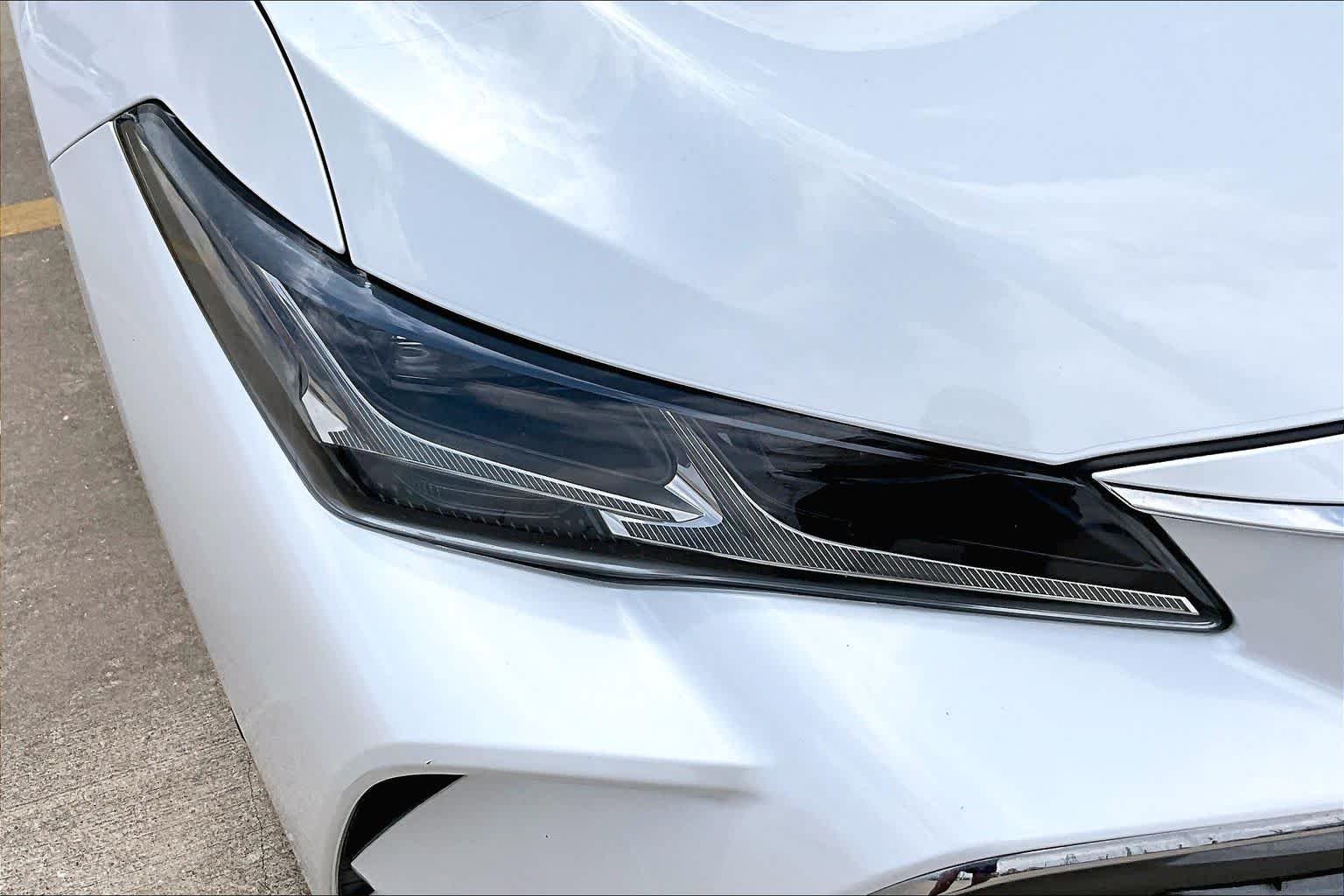 Used 2019 Wind Chill Pearl Toyota Limited image 27