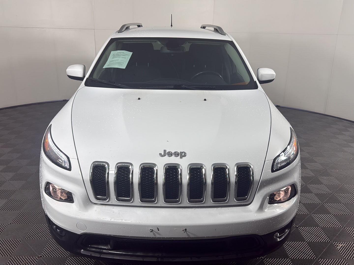 Used 2015 Bright White Clearcoat Jeep Latitude image 3