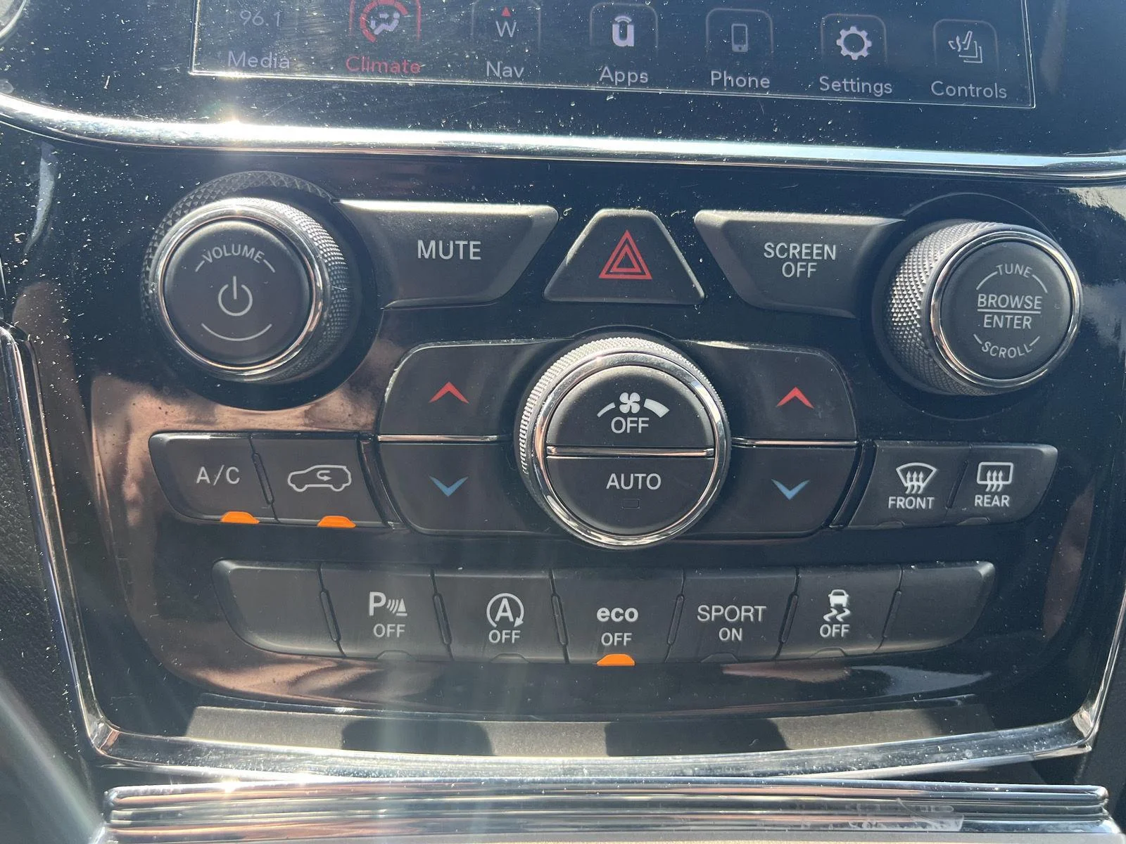 Used 2020 Granite Crystal Clearcoat Metallic Jeep Limited image 16