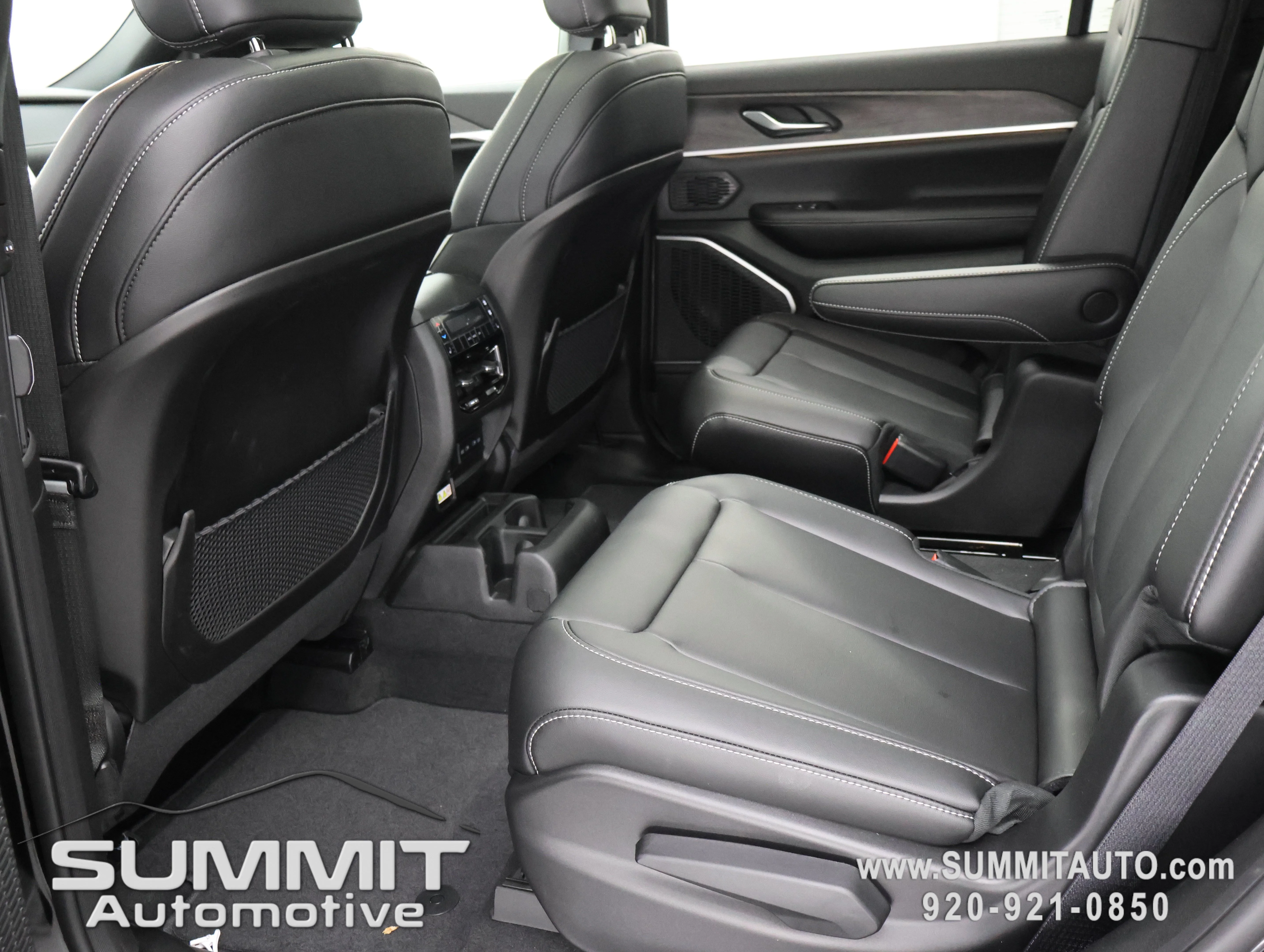 New 2026 Diamond Black Crystal Pearl-Coat Exterior Paint Jeep Limited image 8