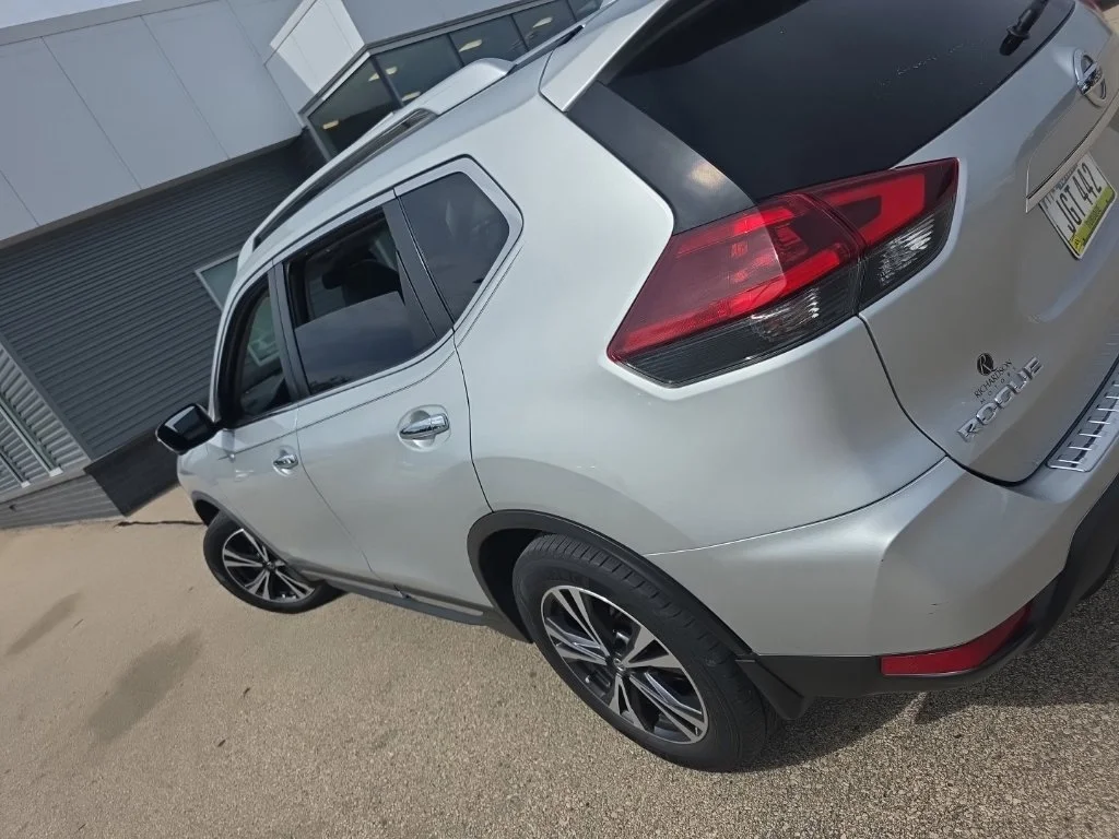 Used 2018 Silver Nissan SL image 5