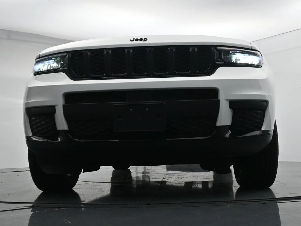Used 2024 White Jeep Altitude image 29