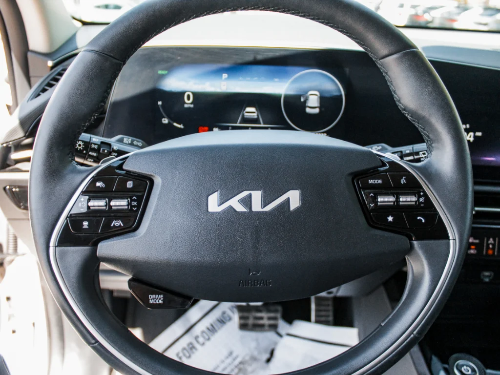Used 2023 Snow White Pearl Kia Wave image 13