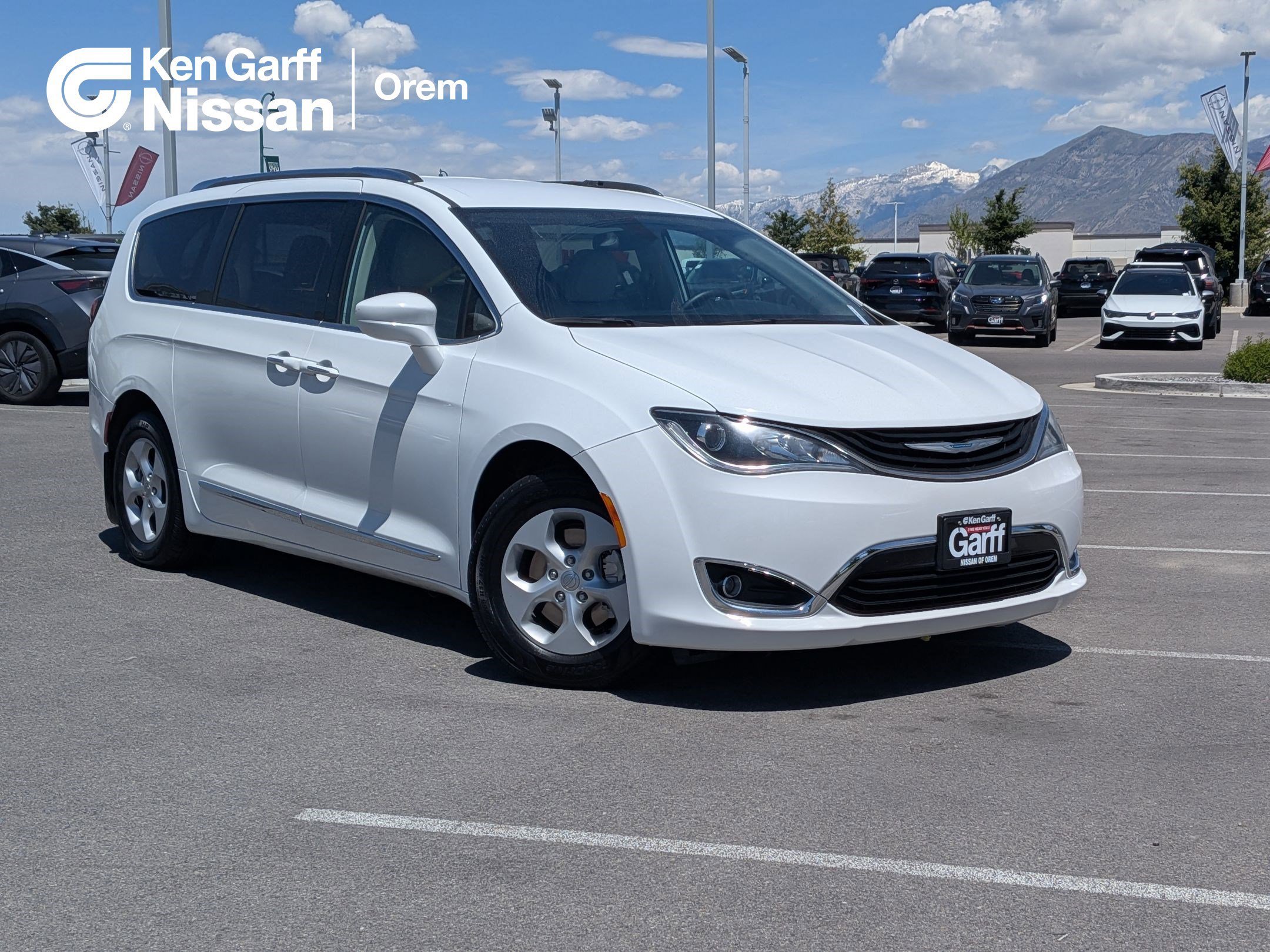 2018 Chrysler Pacifica Hybrid Touring L's photo