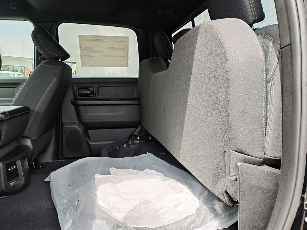 New 2026 Diamond Black Crystal Pearl-Coat Exterior Paint RAM Tradesman image 33