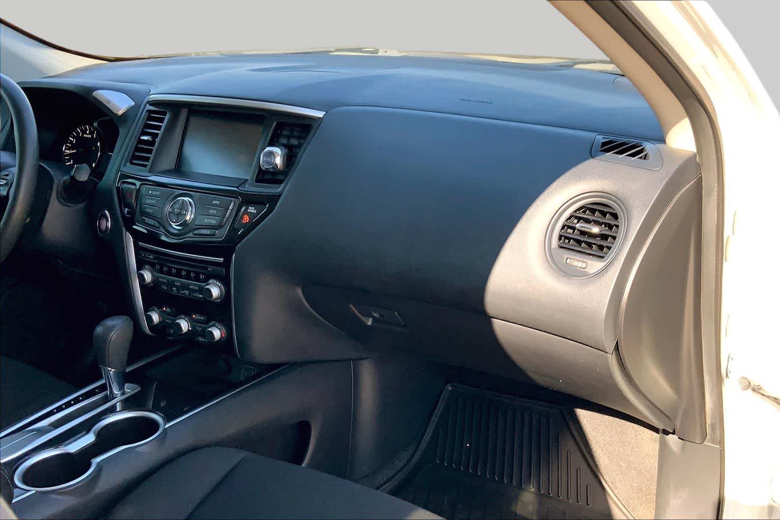 Used 2020 Glacier White Nissan S image 18