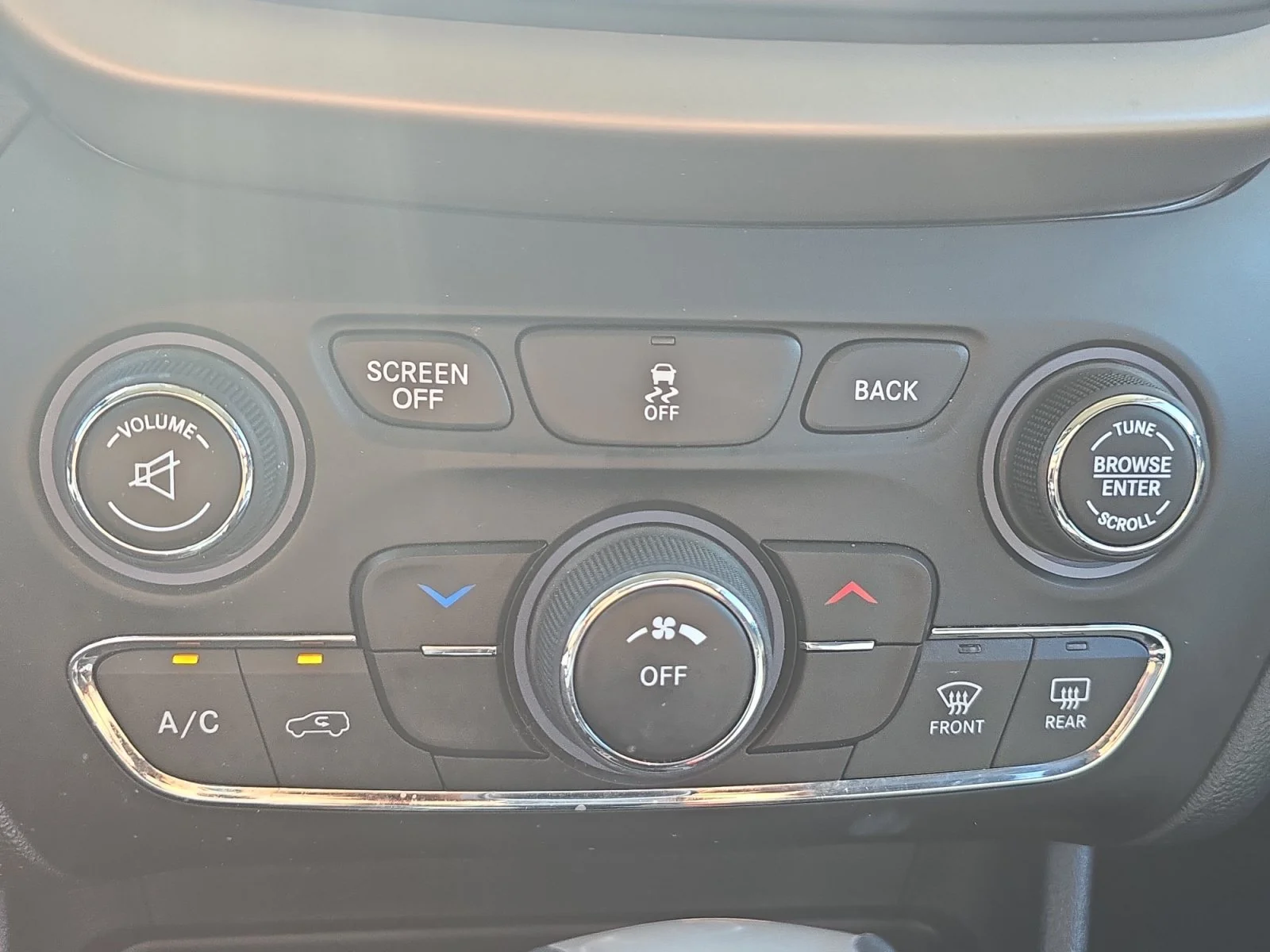 Used 2016 Brilliant Black Crystal Pearlcoat Jeep Latitude image 17