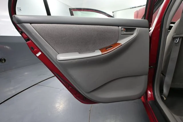 Used 2007 Red Toyota LE image 29