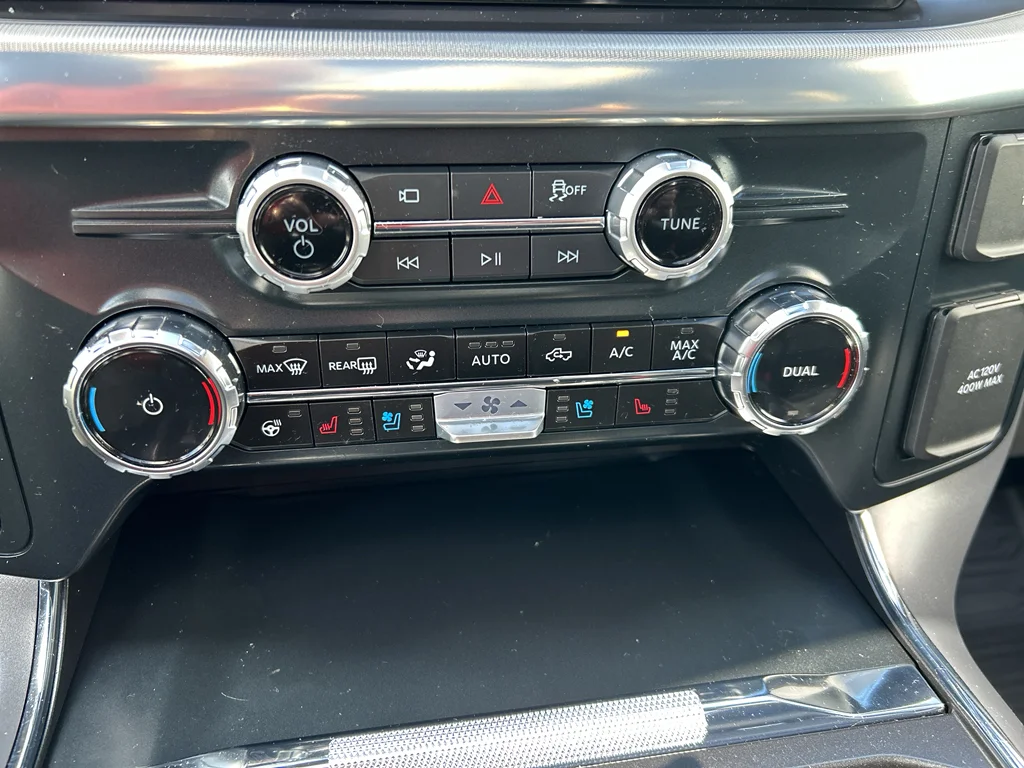 Certified Used 2025 Oxford White Ford LARIAT image 17
