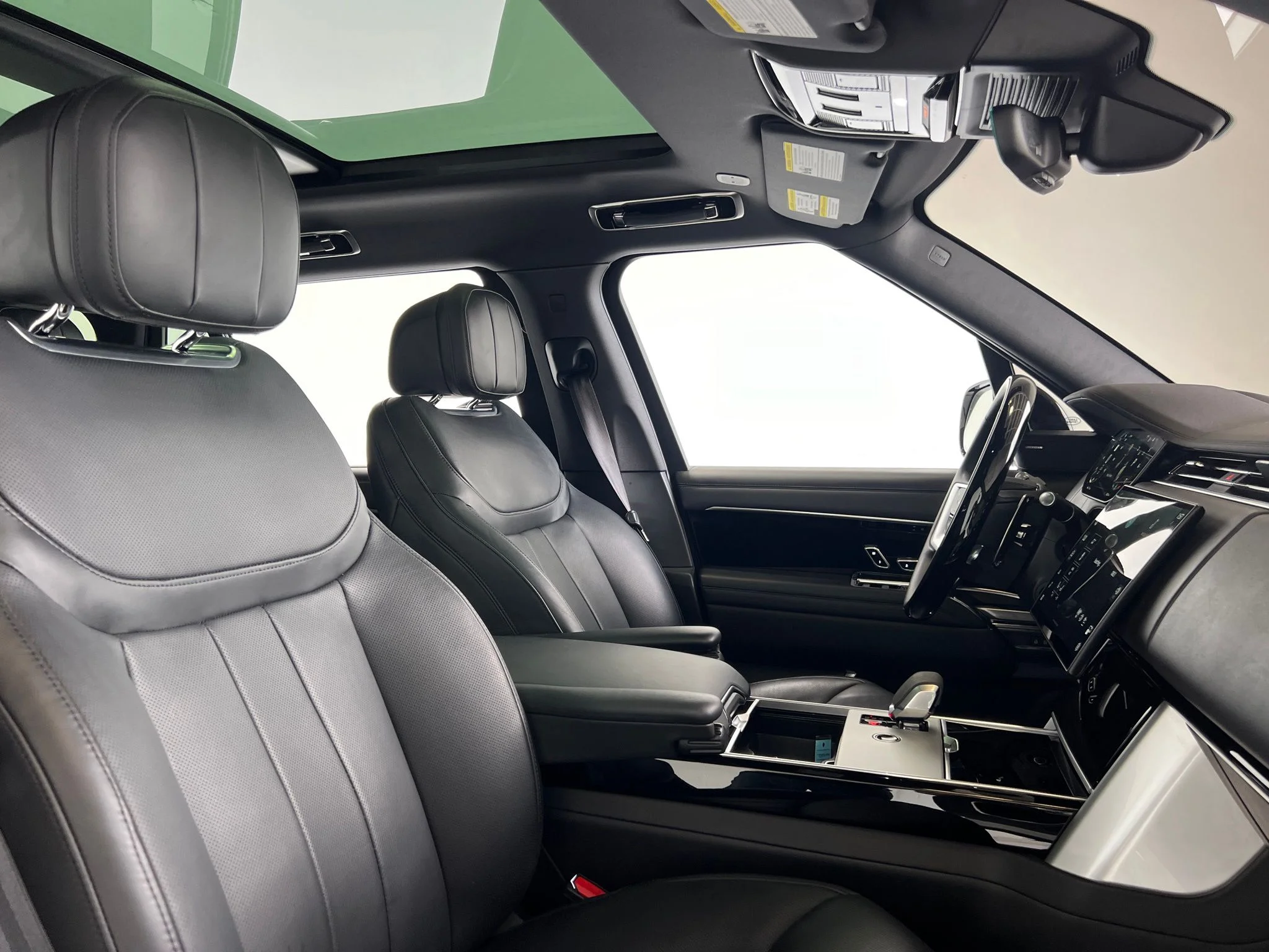 Used 2024 White Land Rover SE image 12