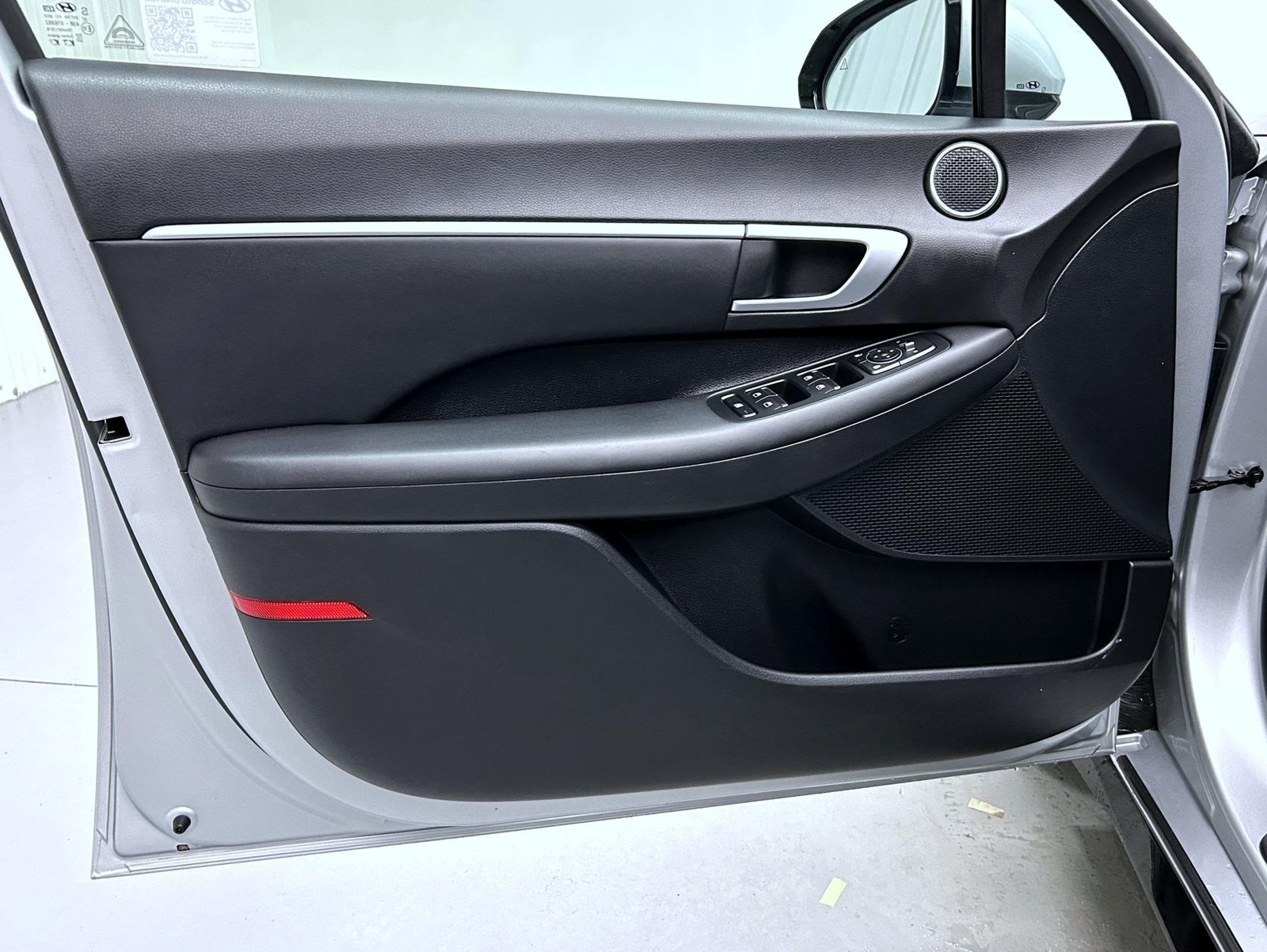 Used 2025 Silver Hyundai SEL image 9