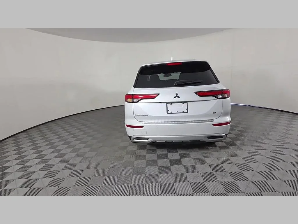 Used 2024 White Mitsubishi SE Black Edition image 50