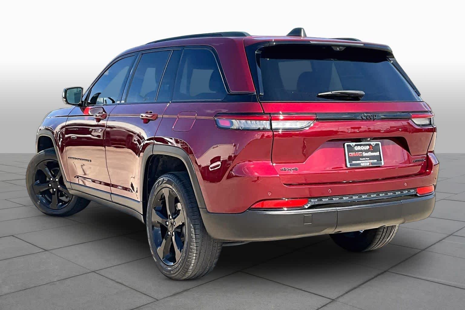 Used 2023 Velvet Red Pearlcoat Jeep Limited image 12