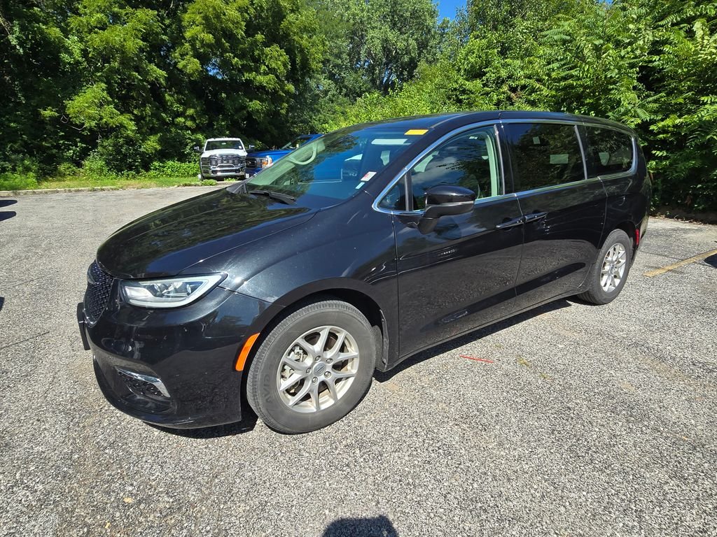 Used 2023 Black Chrysler Touring L image 2