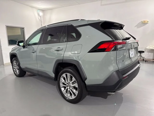 Used 2023  Toyota XLE Premium image 6