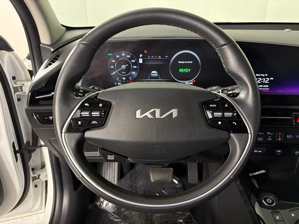 Used 2023 White Kia Wind image 19