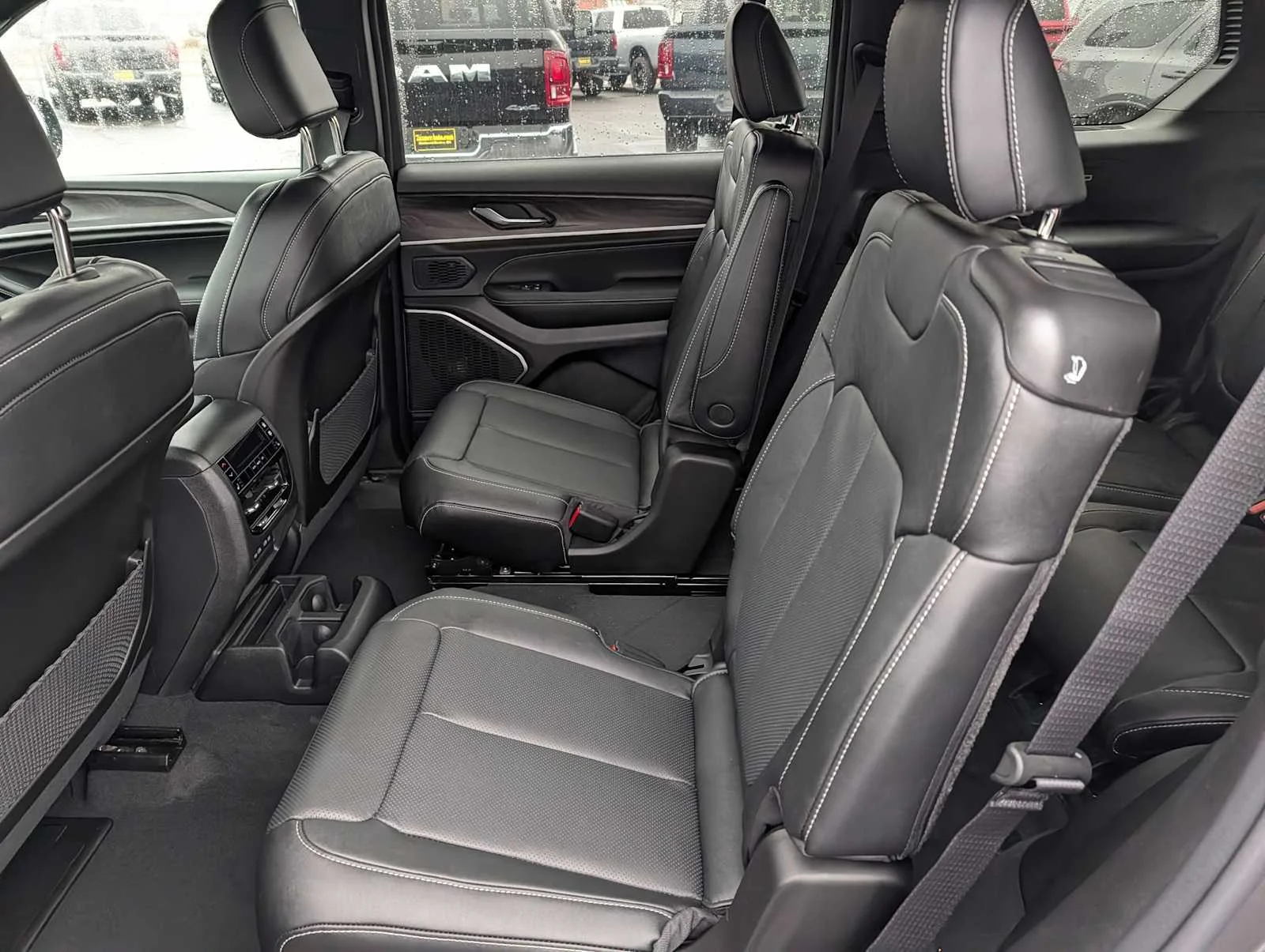 New 2026 Baltic Gray Metallic Clear-Coat Exterior Paint Jeep Limited Reserve image 10