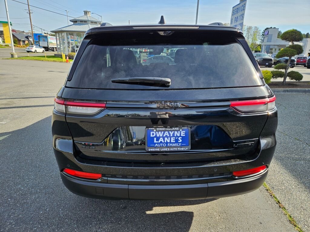 Used 2024 Diamond Black Crystal Pearl Coat Jeep Limited image 4
