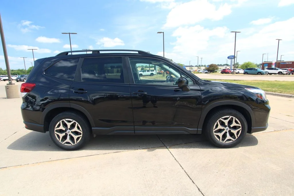 Used 2021  Subaru Premium image 4