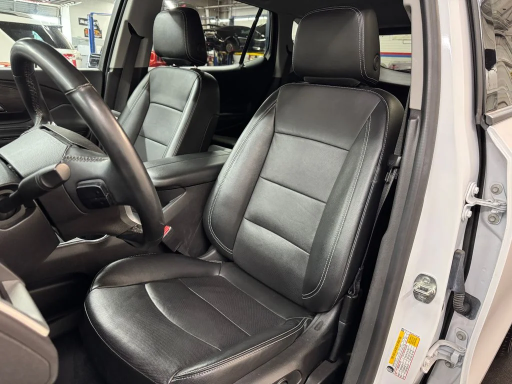 Used 2024 White GMC SLT image 17