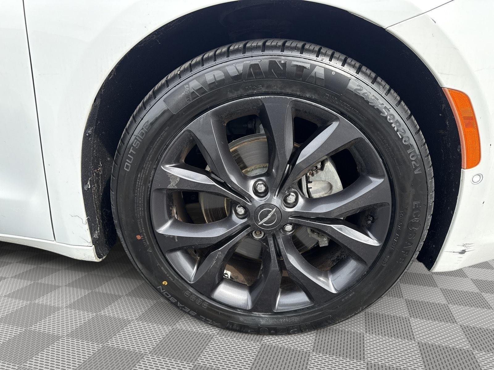Used 2018 Bright White Clearcoat Chrysler Limited image 16