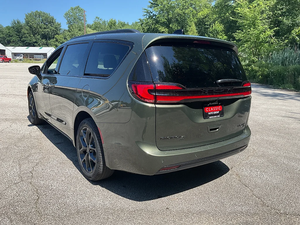 New 2027 Olive Green Pearl-Coat Exterior Paint Chrysler Limited image 7