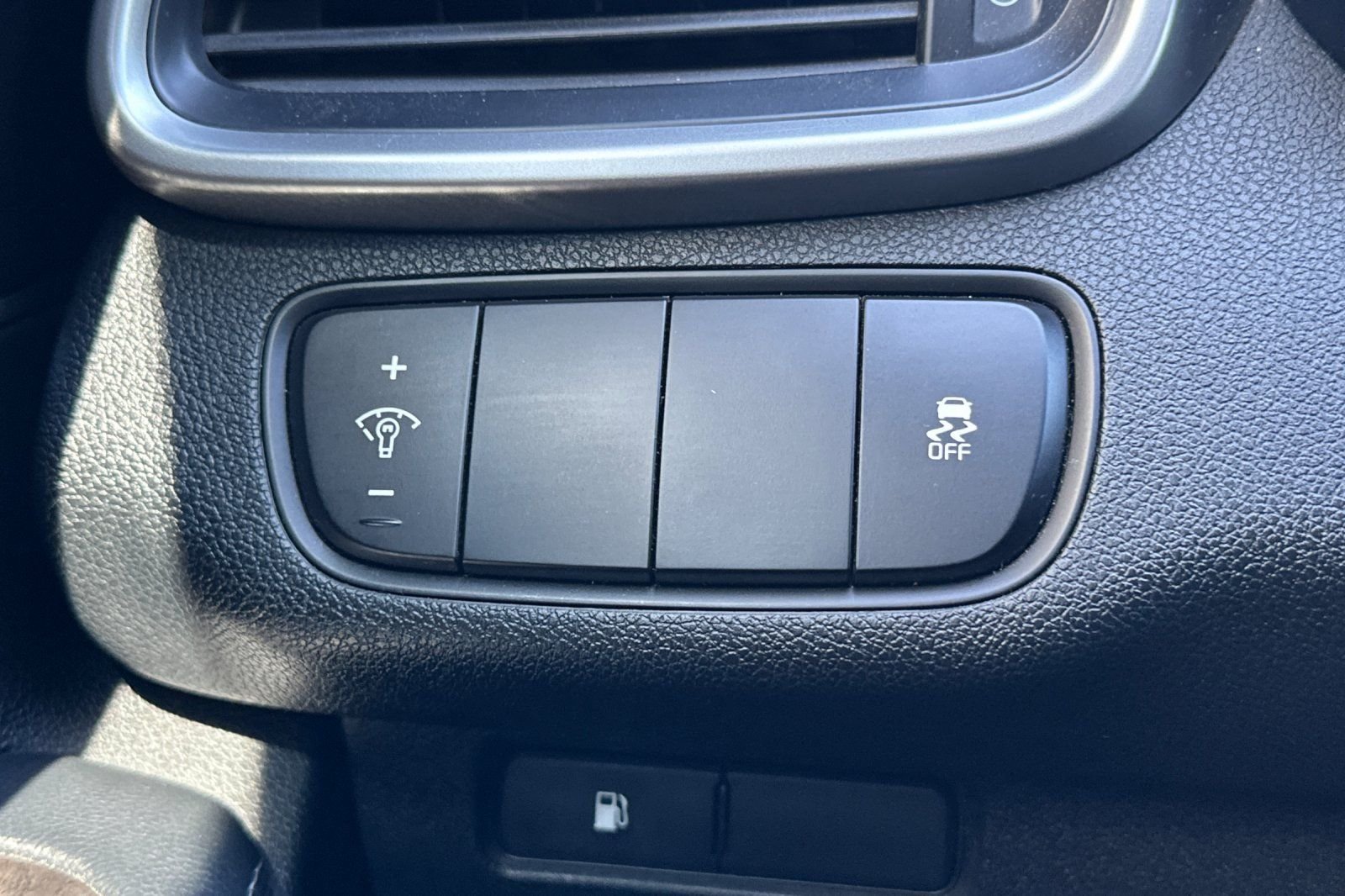 Used 2017 Silver Kia LX image 30