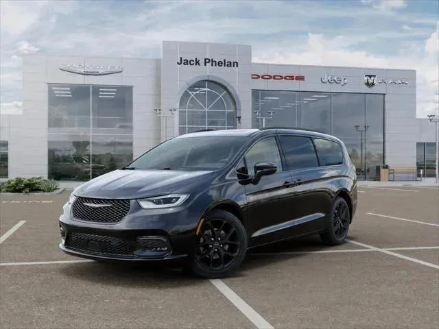 New 2026 Diamond Black Crystal Pearl-Coat Exterior Paint Chrysler Limited image 105