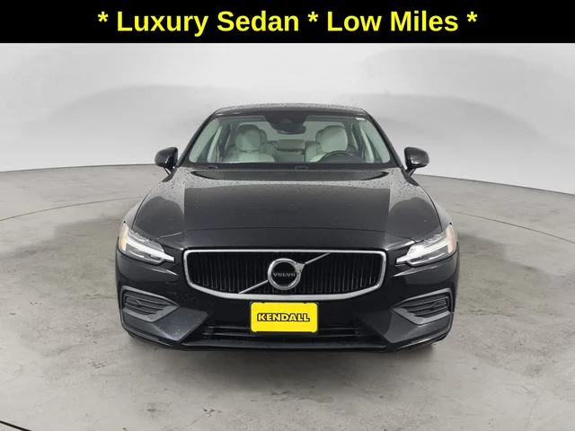 Used 2019 Black / Stone Volvo T5 Momentum image 2
