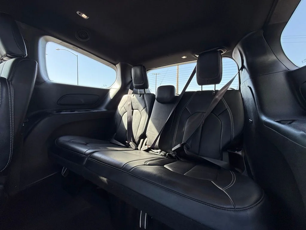 Used 2025 White Chrysler Select image 34