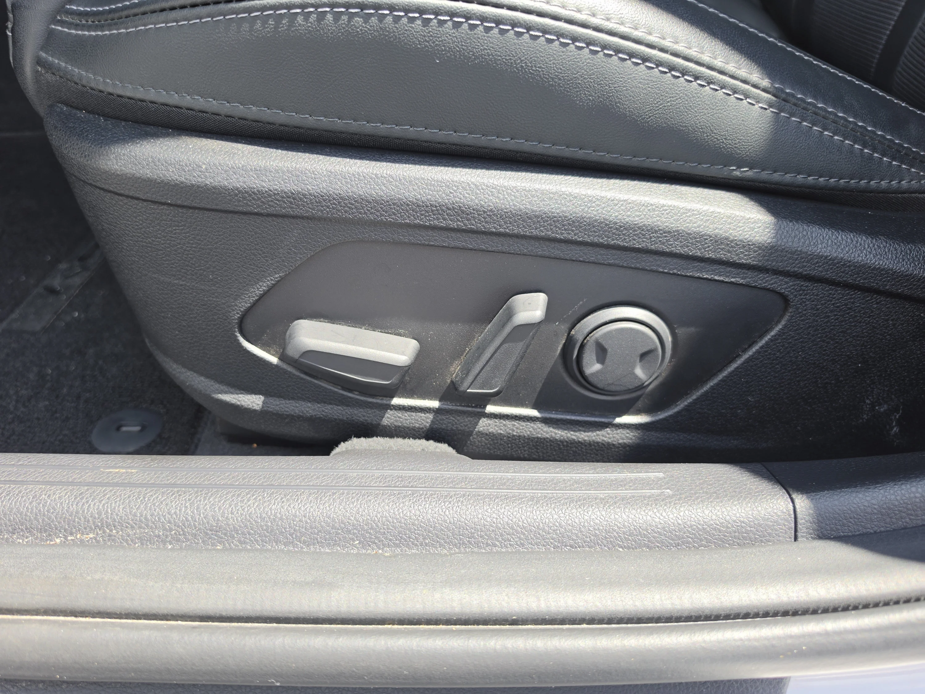 Used 2024 Glacial White Pearl Kia GT-Line image 25