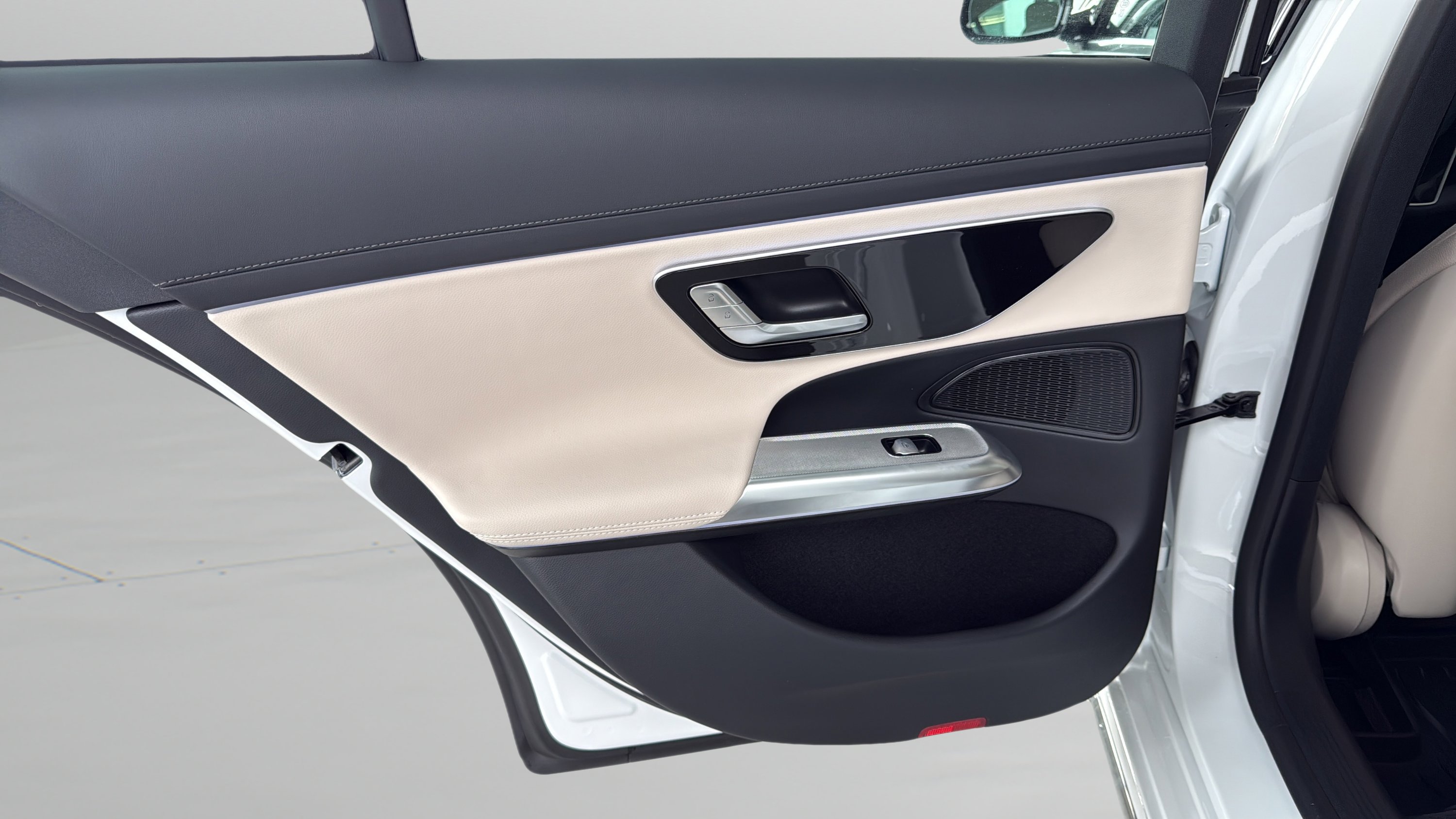 New 2027 MANUFAKTUR Moonlight White Metallic Mercedes-Benz E 450 image 17