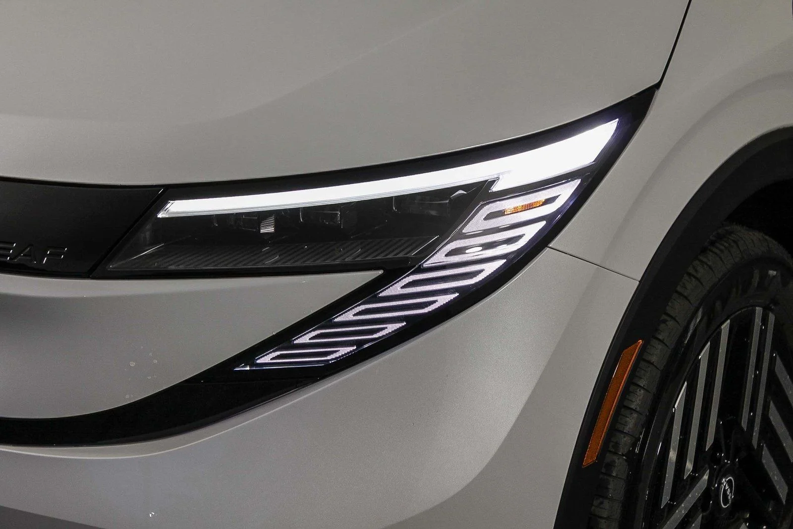 New 2026 Everest White Pearl TriCoat / Super Black Two-tone Nissan SV+ image 4