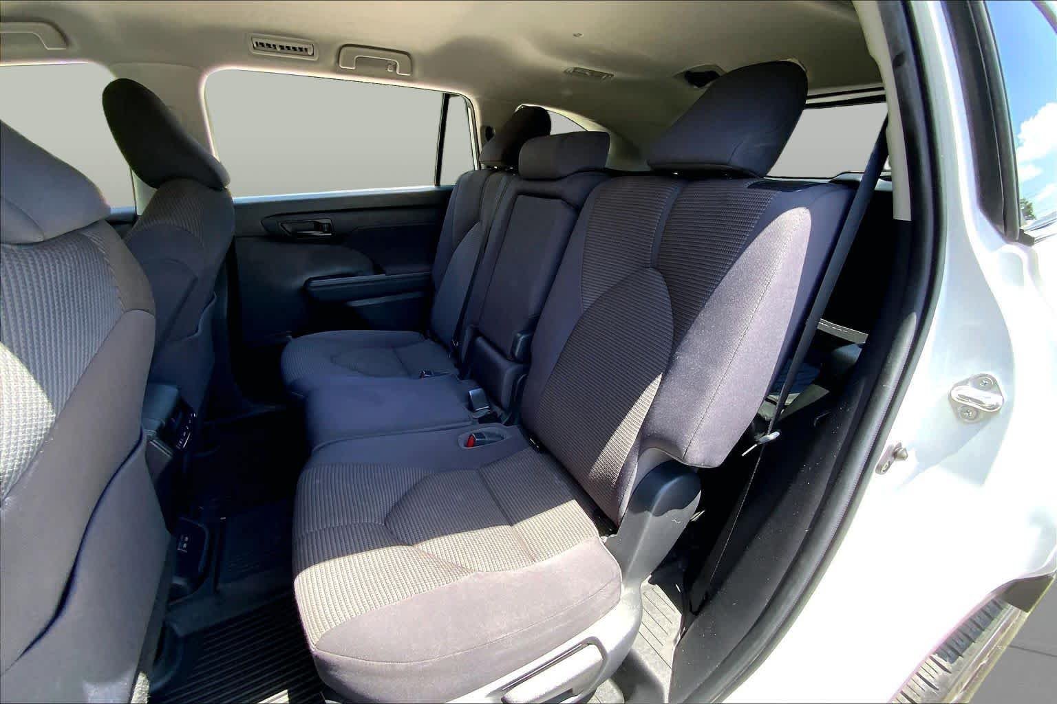 Used 2022 Wind Chill Pearl Toyota LE image 21