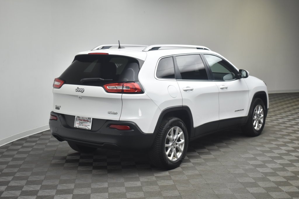 Used 2017 White Jeep Latitude image 5