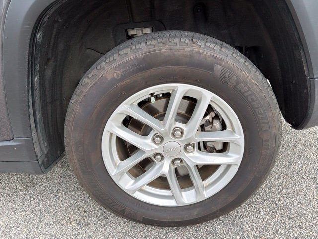 Used 2024 Gray Jeep Laredo image 5