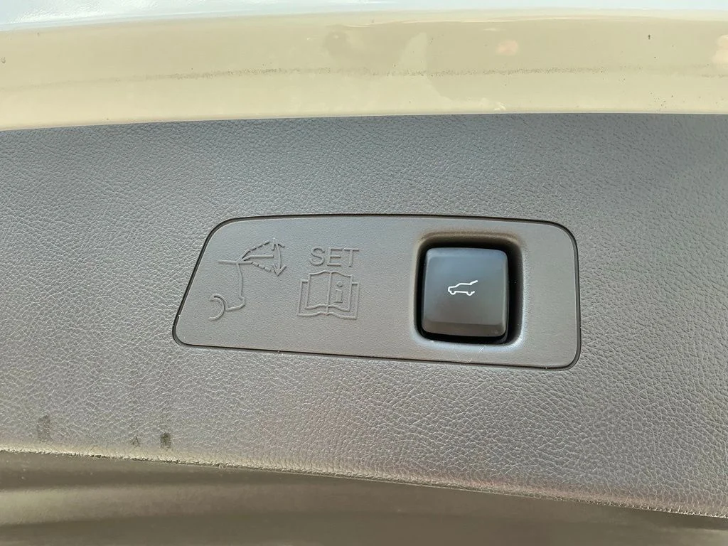 Used 2021 White Lincoln Standard image 24