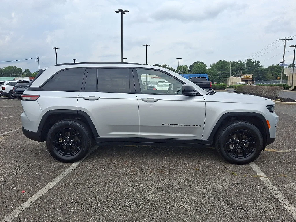Used 2024 Silver Jeep Altitude X 4x4 image 13