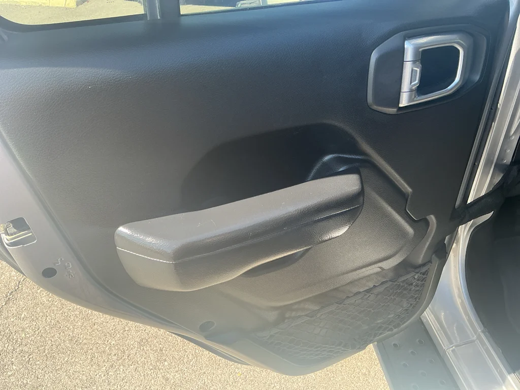 Used 2019 Billet Silver Metallic Clearcoat Jeep Sport S image 18