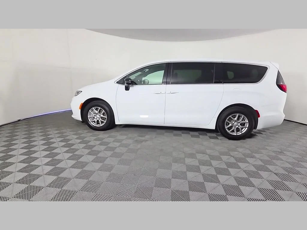 New 2026 Bright White Clear-Coat Exterior Paint Chrysler Select image 34