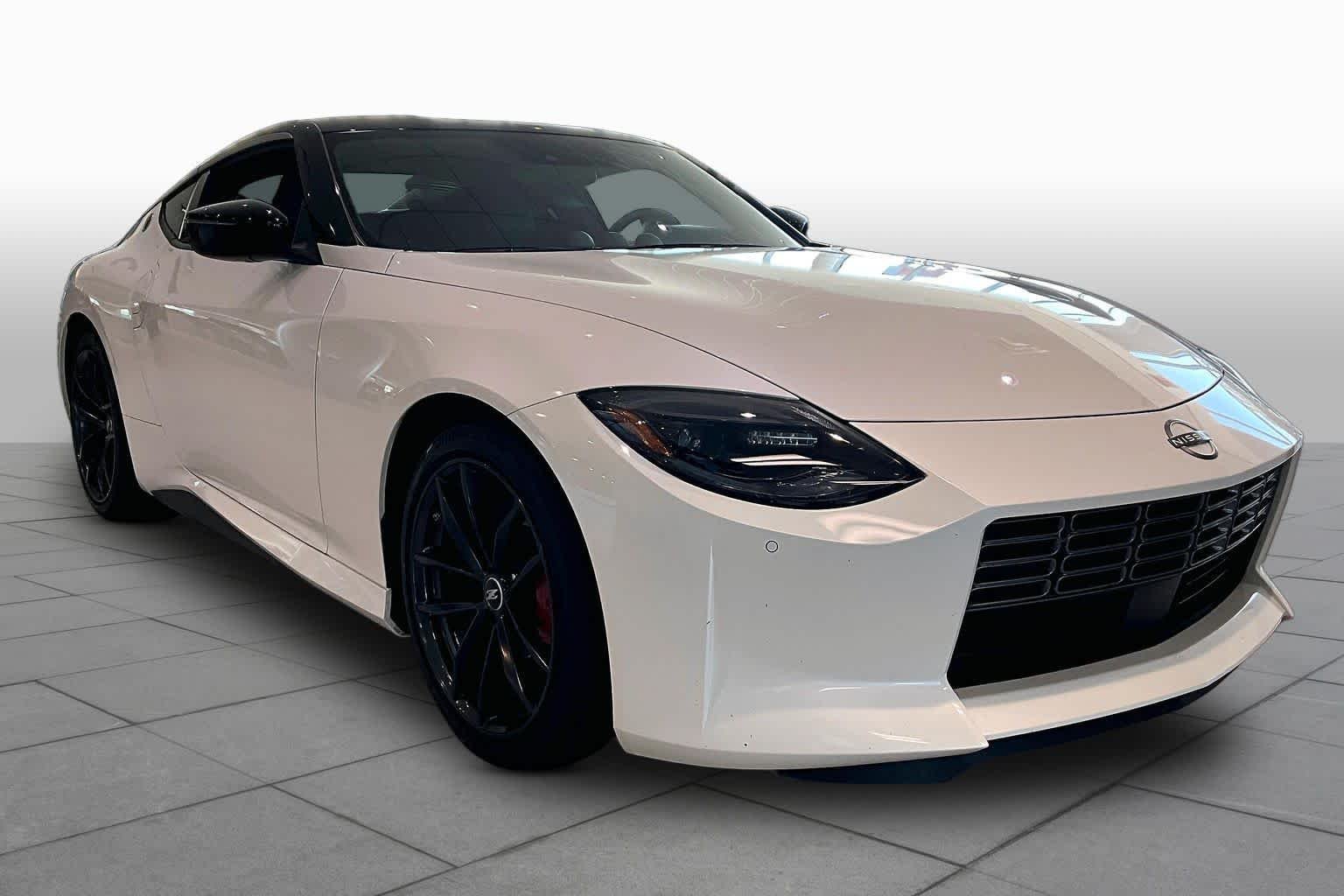 Used 2025 Pearl White Tricoat/Super Black Nissan Performance image 3