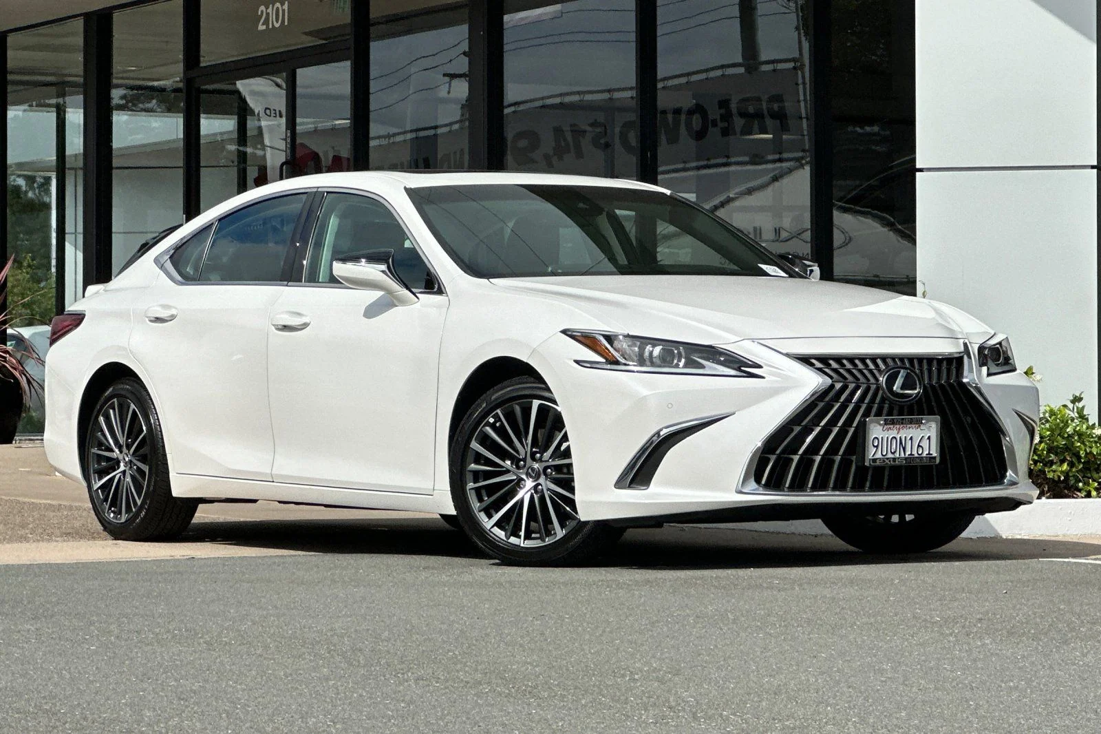 Used 2025 White Pearl Lexus 300h image 2