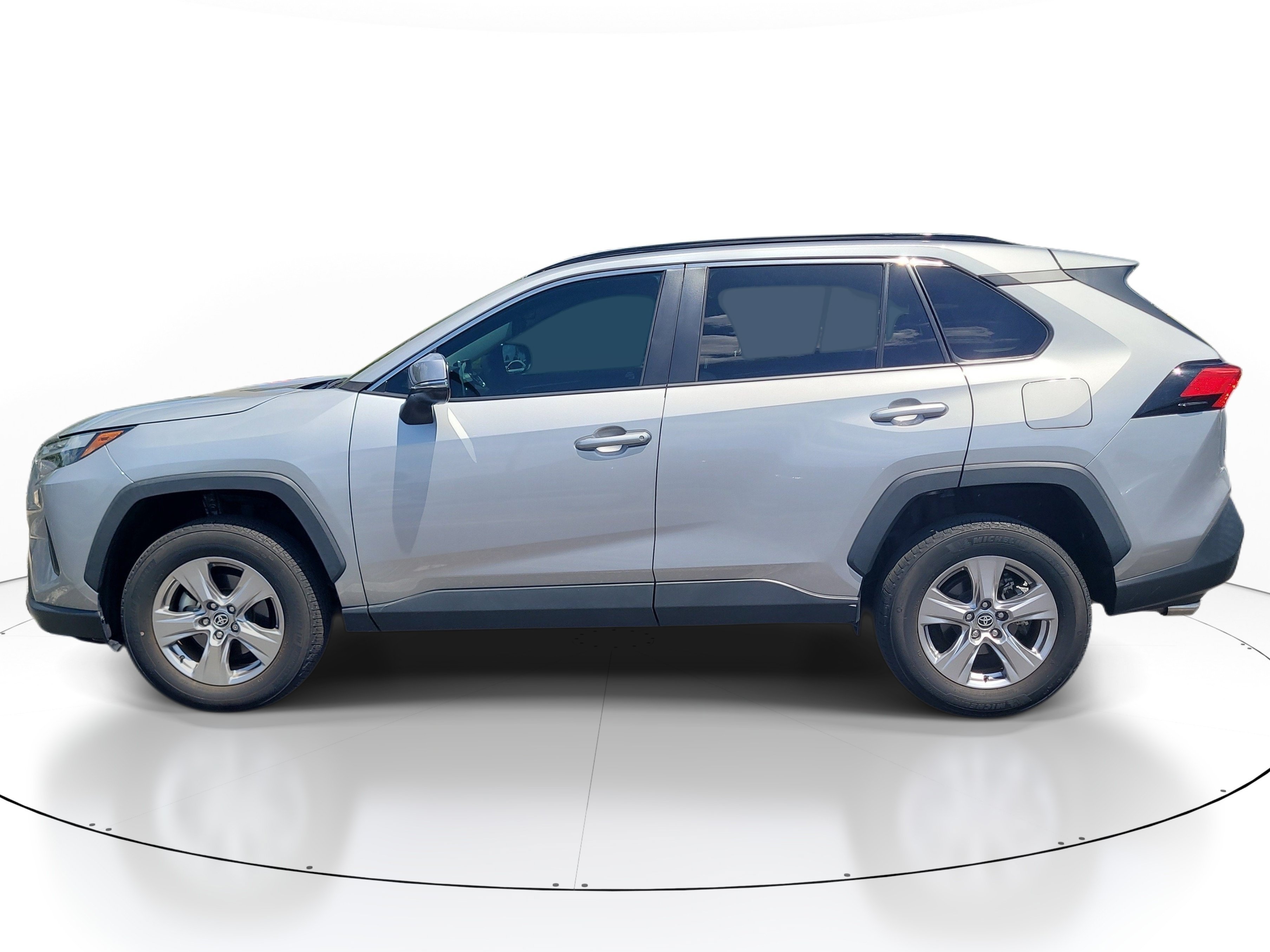 Used 2023  Toyota XLE image 4