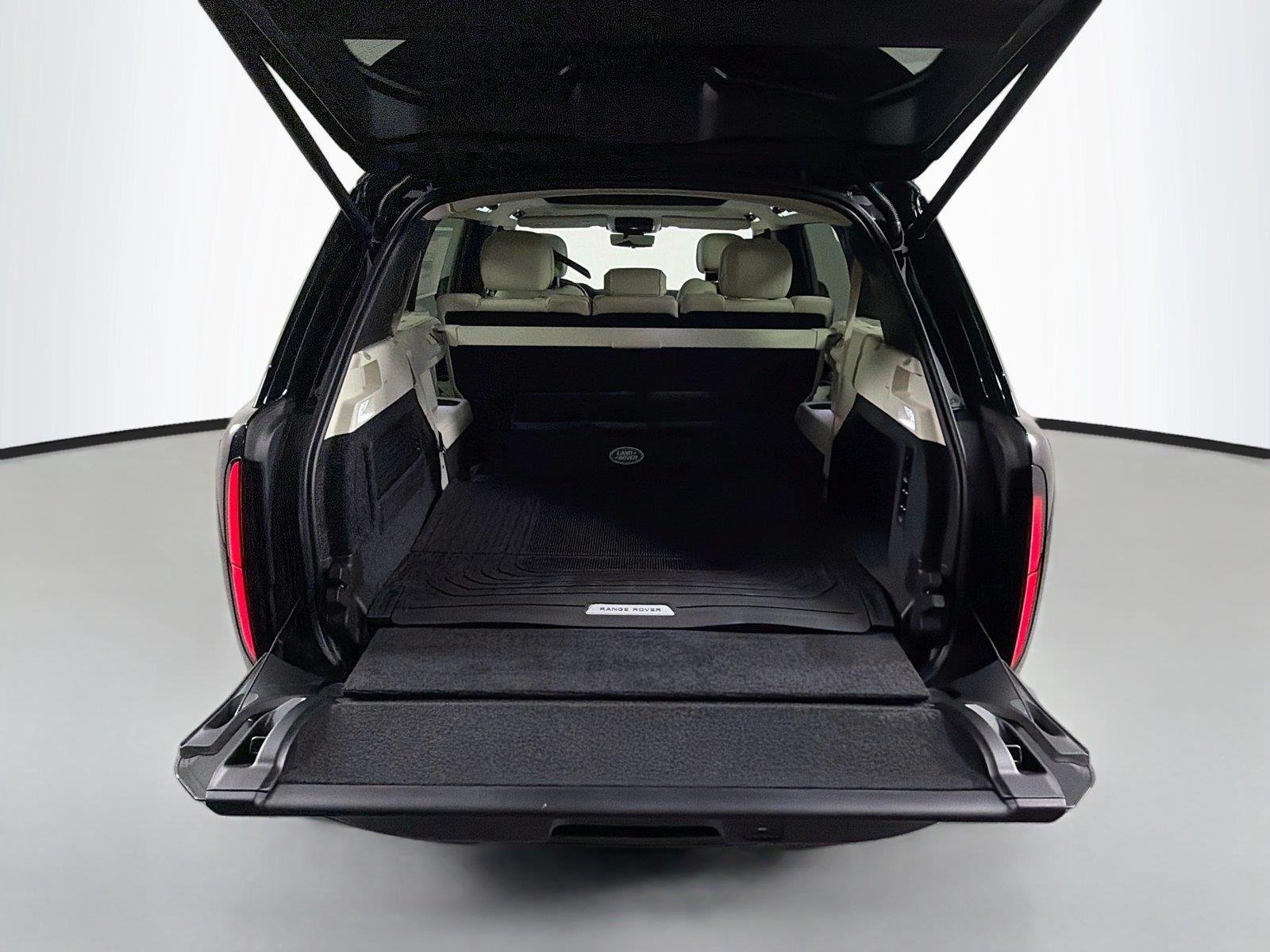 New 2026 Santorini Black Land Rover SE image 28