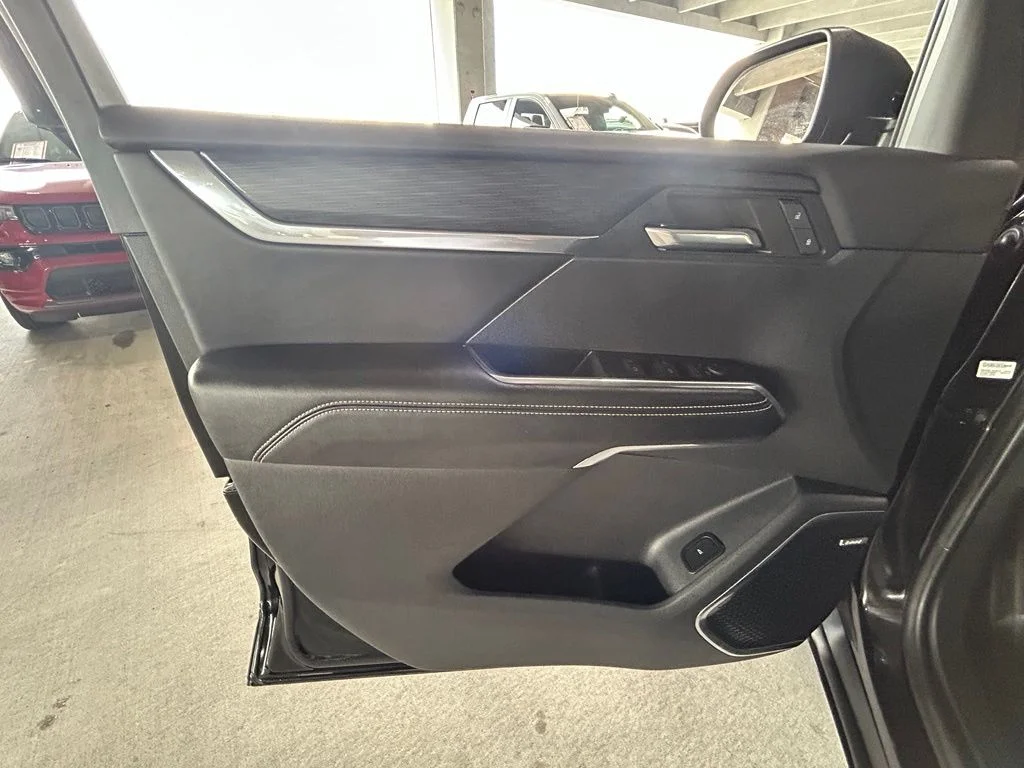 Used 2024 Ebony Twilight Metallic GMC Elevation image 17