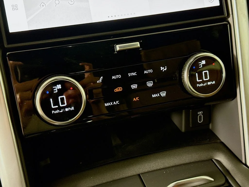 New 2026 Fuji White Land Rover Dynamic SE image 17